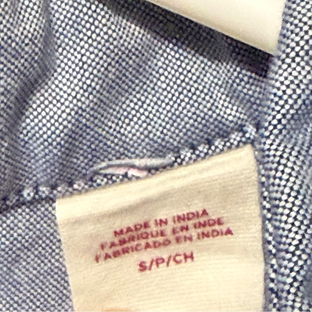 ⸻

Levi’s Button-Down Shirt - Picture 9 of 15
